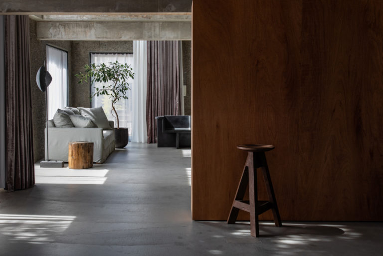 1階リビング 木質の可動壁