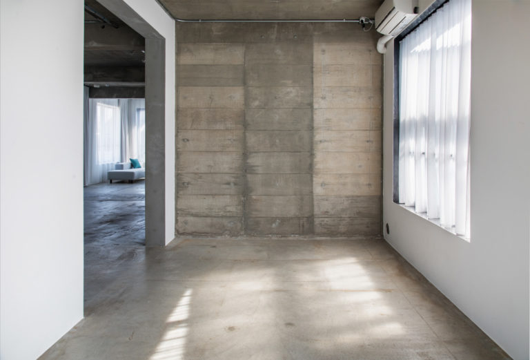 3階西側コンクリート壁_午後