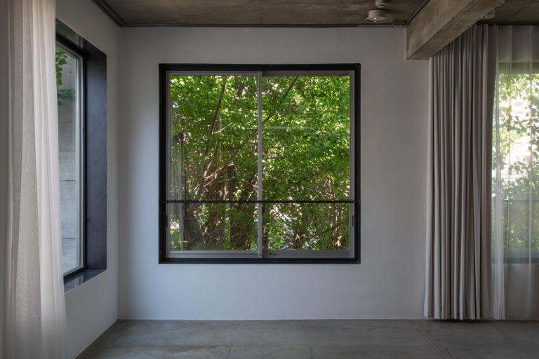 スタジオ3階 黒色の窓枠(取替可能)