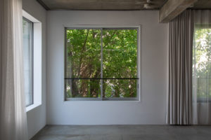 スタジオ3階 白色の窓枠（取替可能）