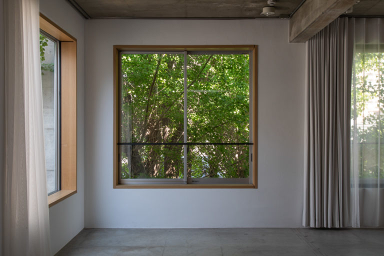 スタジオ3階 木質の窓枠（取替可能）